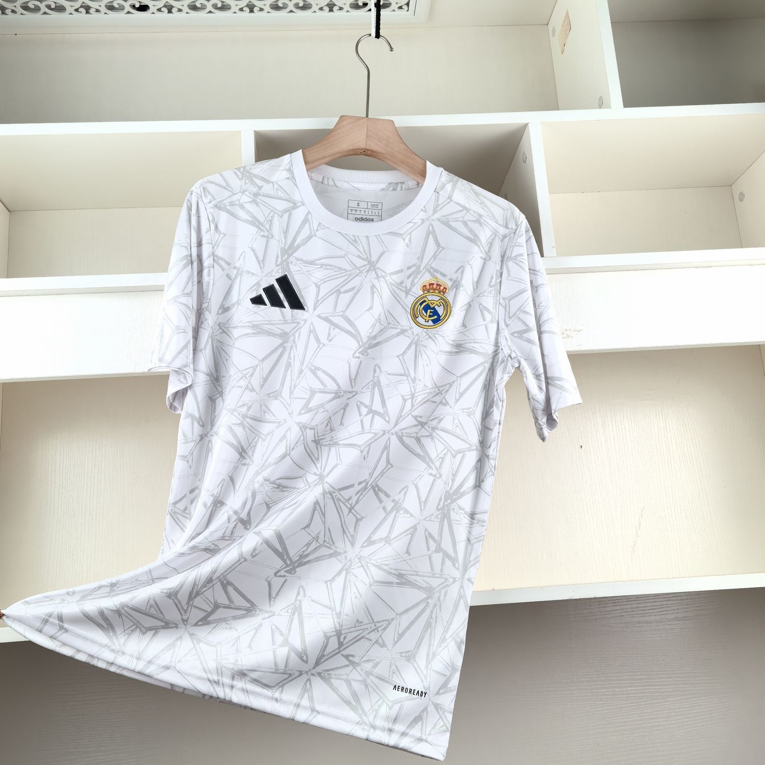 MAILLOT PRE-MATCH REAL MADRID 2024/2025